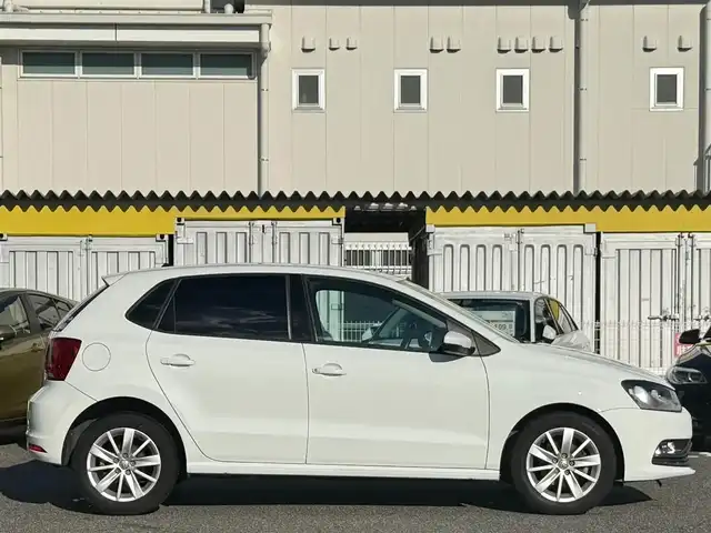 フォルクスワーゲン ポロ 愛知県 2015(平27)年 8.7万km ピュアホワイト /社外SDナビ//社外フルセグTV//FM/AM/BT/DS/USB/AUX//バックカメラ//ETC//トノカバー//追従機能付きクルーズコントロール//横滑り防止装置//衝突被害軽減ブレーキ//アイドリングストップ//ステアスイッチ//パドルシフト//ヘッドライトレベライザー//純正ハロゲンオートライト//フロントフォグランプ//純正15インチアルミホイール//ライト付きバニティミラー//ISOFIX//イモビライザー//ダブル/サイド/カーテンエアバック//取扱説明書//ナビ説明書//保証書//記録簿(R2/R6)//リモコンキー