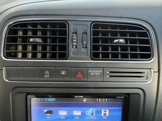 フォルクスワーゲン ポロ 愛知県 2015(平27)年 8.7万km ピュアホワイト /社外SDナビ//社外フルセグTV//FM/AM/BT/DS/USB/AUX//バックカメラ//ETC//トノカバー//追従機能付きクルーズコントロール//横滑り防止装置//衝突被害軽減ブレーキ//アイドリングストップ//ステアスイッチ//パドルシフト//ヘッドライトレベライザー//純正ハロゲンオートライト//フロントフォグランプ//純正15インチアルミホイール//ライト付きバニティミラー//ISOFIX//イモビライザー//ダブル/サイド/カーテンエアバック//取扱説明書//ナビ説明書//保証書//記録簿(R2/R6)//リモコンキー