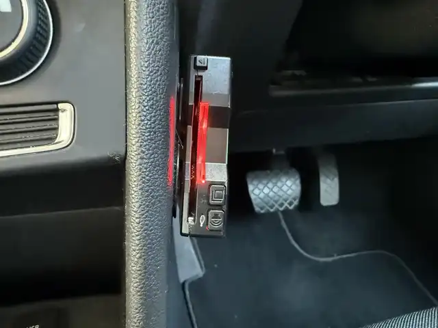 フォルクスワーゲン ポロ 愛知県 2015(平27)年 8.7万km ピュアホワイト /社外SDナビ//社外フルセグTV//FM/AM/BT/DS/USB/AUX//バックカメラ//ETC//トノカバー//追従機能付きクルーズコントロール//横滑り防止装置//衝突被害軽減ブレーキ//アイドリングストップ//ステアスイッチ//パドルシフト//ヘッドライトレベライザー//純正ハロゲンオートライト//フロントフォグランプ//純正15インチアルミホイール//ライト付きバニティミラー//ISOFIX//イモビライザー//ダブル/サイド/カーテンエアバック//取扱説明書//ナビ説明書//保証書//記録簿(R2/R6)//リモコンキー