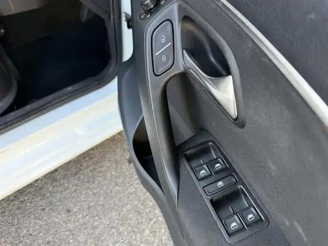 フォルクスワーゲン ポロ 愛知県 2015(平27)年 8.7万km ピュアホワイト /社外SDナビ//社外フルセグTV//FM/AM/BT/DS/USB/AUX//バックカメラ//ETC//トノカバー//追従機能付きクルーズコントロール//横滑り防止装置//衝突被害軽減ブレーキ//アイドリングストップ//ステアスイッチ//パドルシフト//ヘッドライトレベライザー//純正ハロゲンオートライト//フロントフォグランプ//純正15インチアルミホイール//ライト付きバニティミラー//ISOFIX//イモビライザー//ダブル/サイド/カーテンエアバック//取扱説明書//ナビ説明書//保証書//記録簿(R2/R6)//リモコンキー