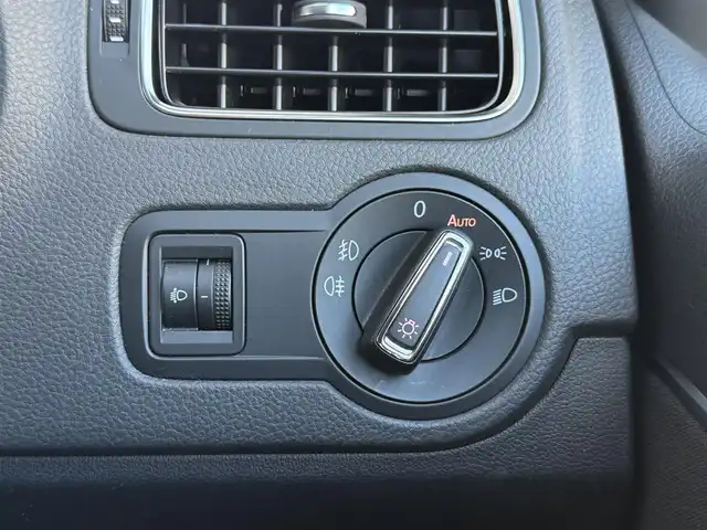 フォルクスワーゲン ポロ 愛知県 2015(平27)年 8.7万km ピュアホワイト /社外SDナビ//社外フルセグTV//FM/AM/BT/DS/USB/AUX//バックカメラ//ETC//トノカバー//追従機能付きクルーズコントロール//横滑り防止装置//衝突被害軽減ブレーキ//アイドリングストップ//ステアスイッチ//パドルシフト//ヘッドライトレベライザー//純正ハロゲンオートライト//フロントフォグランプ//純正15インチアルミホイール//ライト付きバニティミラー//ISOFIX//イモビライザー//ダブル/サイド/カーテンエアバック//取扱説明書//ナビ説明書//保証書//記録簿(R2/R6)//リモコンキー