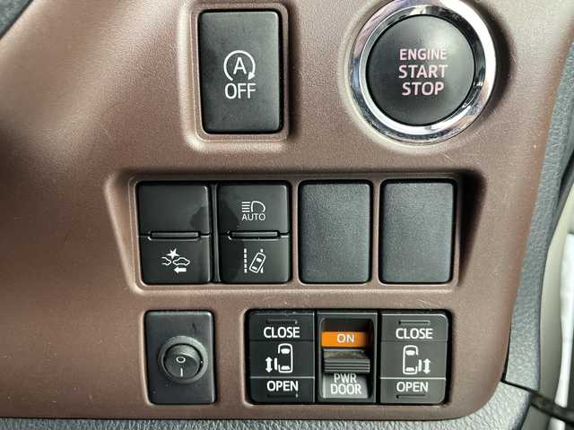 トヨタ エスクァイア Gi 岐阜県 2018(平30)年 6.9万km ホワイトパールクリスタルシャイン 純正10インチＳＤナビ【NSZN-Y68T】/フルセグテレビ/Bluetooth/USB/CD　DVD/HDMI/バックカメラ/純正フリップダウンモニター/クルーズコントロール/LEDヘッドライト/オートマチックハイビーム/両側パワースライドドア/ウッドコンビハンドル/合皮シート/シートヒーター(D/N席)/シートバックテーブル/社外ドラレコ/純正フロアマット/ビルトインETC/トヨタセーフティセンス/レーンデパーチャーアラート/プリクラッシュセーフティ