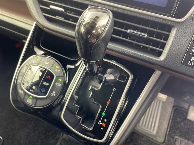 トヨタ エスクァイア Gi 岐阜県 2018(平30)年 6.9万km ホワイトパールクリスタルシャイン 純正10インチＳＤナビ【NSZN-Y68T】/フルセグテレビ/Bluetooth/USB/CD　DVD/HDMI/バックカメラ/純正フリップダウンモニター/クルーズコントロール/LEDヘッドライト/オートマチックハイビーム/両側パワースライドドア/ウッドコンビハンドル/合皮シート/シートヒーター(D/N席)/シートバックテーブル/社外ドラレコ/純正フロアマット/ビルトインETC/トヨタセーフティセンス/レーンデパーチャーアラート/プリクラッシュセーフティ