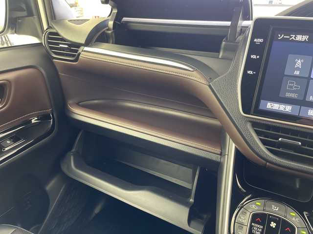 トヨタ エスクァイア Gi 岐阜県 2018(平30)年 6.9万km ホワイトパールクリスタルシャイン 純正10インチＳＤナビ【NSZN-Y68T】/フルセグテレビ/Bluetooth/USB/CD　DVD/HDMI/バックカメラ/純正フリップダウンモニター/クルーズコントロール/LEDヘッドライト/オートマチックハイビーム/両側パワースライドドア/ウッドコンビハンドル/合皮シート/シートヒーター(D/N席)/シートバックテーブル/社外ドラレコ/純正フロアマット/ビルトインETC/トヨタセーフティセンス/レーンデパーチャーアラート/プリクラッシュセーフティ