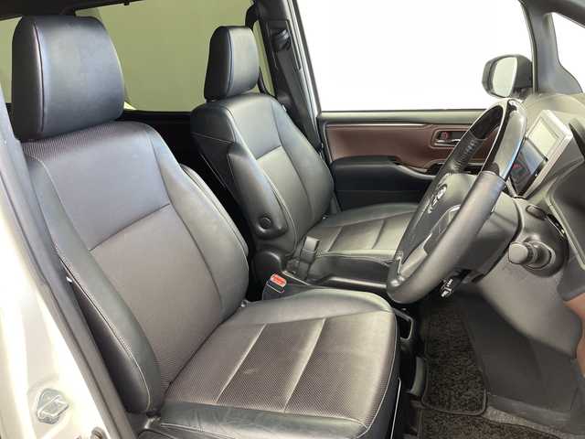 トヨタ エスクァイア Gi 岐阜県 2018(平30)年 6.9万km ホワイトパールクリスタルシャイン 純正10インチＳＤナビ【NSZN-Y68T】/フルセグテレビ/Bluetooth/USB/CD　DVD/HDMI/バックカメラ/純正フリップダウンモニター/クルーズコントロール/LEDヘッドライト/オートマチックハイビーム/両側パワースライドドア/ウッドコンビハンドル/合皮シート/シートヒーター(D/N席)/シートバックテーブル/社外ドラレコ/純正フロアマット/ビルトインETC/トヨタセーフティセンス/レーンデパーチャーアラート/プリクラッシュセーフティ