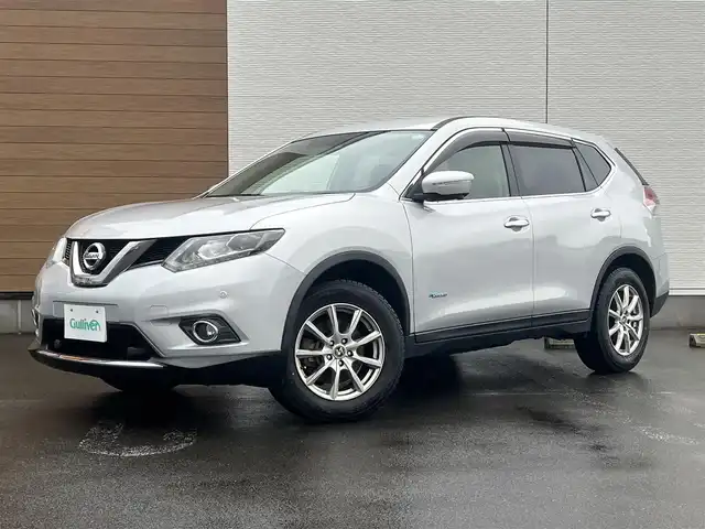 日産 エクストレイル ハイブリッド 20X エマージェンシーブレーキ 秋田県 2015(平27)年 5.7万km ブリリアントシルバー ４WD/インテリジェントエマージェンシーブレーキ/LEDヘッドライト/純正メモリナビ（DVD/CD/BT/AM/FM/USB）/フルセグ（走行中視聴不可能）/アラウンドビューモニター/社外１７インチアルミ（冬タイヤ装着）/スマートキー/アイドリングストップ/プッシュスタート/コーナーセンサー/レーンキープアシスト/クルーズコントロール追従走行なし/ダウンヒルアシストコントロール/ブラインドスポットモニター/ステアリングスイッチ/前席シートヒーター/ビルトインETC/ドライブレコーダー/純正フロアマット/純正ドアバイザー/オートライト/オートエアコン/パワーステアリング/パワーウィンドウ/横滑り防止/盗難防止装置/寒冷地仕様/電動格納ウィンカーミラー/保証書/取扱説明書/記録簿/スペアキー×１