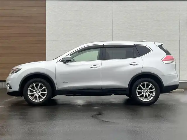 日産 エクストレイル ハイブリッド 20X エマージェンシーブレーキ 秋田県 2015(平27)年 5.7万km ブリリアントシルバー ４WD/インテリジェントエマージェンシーブレーキ/LEDヘッドライト/純正メモリナビ（DVD/CD/BT/AM/FM/USB）/フルセグ（走行中視聴不可能）/アラウンドビューモニター/社外１７インチアルミ（冬タイヤ装着）/スマートキー/アイドリングストップ/プッシュスタート/コーナーセンサー/レーンキープアシスト/クルーズコントロール追従走行なし/ダウンヒルアシストコントロール/ブラインドスポットモニター/ステアリングスイッチ/前席シートヒーター/ビルトインETC/ドライブレコーダー/純正フロアマット/純正ドアバイザー/オートライト/オートエアコン/パワーステアリング/パワーウィンドウ/横滑り防止/盗難防止装置/寒冷地仕様/電動格納ウィンカーミラー/保証書/取扱説明書/記録簿/スペアキー×１