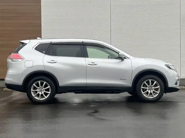 日産 エクストレイル ハイブリッド 20X エマージェンシーブレーキ 秋田県 2015(平27)年 5.7万km ブリリアントシルバー ４WD/インテリジェントエマージェンシーブレーキ/LEDヘッドライト/純正メモリナビ（DVD/CD/BT/AM/FM/USB）/フルセグ（走行中視聴不可能）/アラウンドビューモニター/社外１７インチアルミ（冬タイヤ装着）/スマートキー/アイドリングストップ/プッシュスタート/コーナーセンサー/レーンキープアシスト/クルーズコントロール追従走行なし/ダウンヒルアシストコントロール/ブラインドスポットモニター/ステアリングスイッチ/前席シートヒーター/ビルトインETC/ドライブレコーダー/純正フロアマット/純正ドアバイザー/オートライト/オートエアコン/パワーステアリング/パワーウィンドウ/横滑り防止/盗難防止装置/寒冷地仕様/電動格納ウィンカーミラー/保証書/取扱説明書/記録簿/スペアキー×１