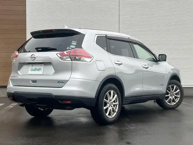 日産 エクストレイル ハイブリッド 20X エマージェンシーブレーキ 秋田県 2015(平27)年 5.7万km ブリリアントシルバー ４WD/インテリジェントエマージェンシーブレーキ/LEDヘッドライト/純正メモリナビ（DVD/CD/BT/AM/FM/USB）/フルセグ（走行中視聴不可能）/アラウンドビューモニター/社外１７インチアルミ（冬タイヤ装着）/スマートキー/アイドリングストップ/プッシュスタート/コーナーセンサー/レーンキープアシスト/クルーズコントロール追従走行なし/ダウンヒルアシストコントロール/ブラインドスポットモニター/ステアリングスイッチ/前席シートヒーター/ビルトインETC/ドライブレコーダー/純正フロアマット/純正ドアバイザー/オートライト/オートエアコン/パワーステアリング/パワーウィンドウ/横滑り防止/盗難防止装置/寒冷地仕様/電動格納ウィンカーミラー/保証書/取扱説明書/記録簿/スペアキー×１