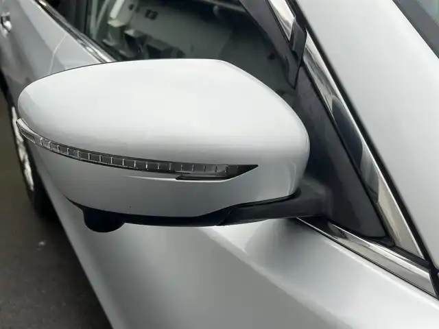 日産 エクストレイル ハイブリッド 20X エマージェンシーブレーキ 秋田県 2015(平27)年 5.7万km ブリリアントシルバー ４WD/インテリジェントエマージェンシーブレーキ/LEDヘッドライト/純正メモリナビ（DVD/CD/BT/AM/FM/USB）/フルセグ（走行中視聴不可能）/アラウンドビューモニター/社外１７インチアルミ（冬タイヤ装着）/スマートキー/アイドリングストップ/プッシュスタート/コーナーセンサー/レーンキープアシスト/クルーズコントロール追従走行なし/ダウンヒルアシストコントロール/ブラインドスポットモニター/ステアリングスイッチ/前席シートヒーター/ビルトインETC/ドライブレコーダー/純正フロアマット/純正ドアバイザー/オートライト/オートエアコン/パワーステアリング/パワーウィンドウ/横滑り防止/盗難防止装置/寒冷地仕様/電動格納ウィンカーミラー/保証書/取扱説明書/記録簿/スペアキー×１