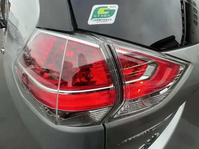 日産 エクストレイル ハイブリッド 20X エマージェンシーブレーキ 秋田県 2015(平27)年 5.7万km ブリリアントシルバー ４WD/インテリジェントエマージェンシーブレーキ/LEDヘッドライト/純正メモリナビ（DVD/CD/BT/AM/FM/USB）/フルセグ（走行中視聴不可能）/アラウンドビューモニター/社外１７インチアルミ（冬タイヤ装着）/スマートキー/アイドリングストップ/プッシュスタート/コーナーセンサー/レーンキープアシスト/クルーズコントロール追従走行なし/ダウンヒルアシストコントロール/ブラインドスポットモニター/ステアリングスイッチ/前席シートヒーター/ビルトインETC/ドライブレコーダー/純正フロアマット/純正ドアバイザー/オートライト/オートエアコン/パワーステアリング/パワーウィンドウ/横滑り防止/盗難防止装置/寒冷地仕様/電動格納ウィンカーミラー/保証書/取扱説明書/記録簿/スペアキー×１