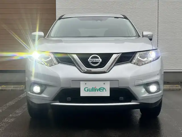 日産 エクストレイル ハイブリッド 20X エマージェンシーブレーキ 秋田県 2015(平27)年 5.7万km ブリリアントシルバー ４WD/インテリジェントエマージェンシーブレーキ/LEDヘッドライト/純正メモリナビ（DVD/CD/BT/AM/FM/USB）/フルセグ（走行中視聴不可能）/アラウンドビューモニター/社外１７インチアルミ（冬タイヤ装着）/スマートキー/アイドリングストップ/プッシュスタート/コーナーセンサー/レーンキープアシスト/クルーズコントロール追従走行なし/ダウンヒルアシストコントロール/ブラインドスポットモニター/ステアリングスイッチ/前席シートヒーター/ビルトインETC/ドライブレコーダー/純正フロアマット/純正ドアバイザー/オートライト/オートエアコン/パワーステアリング/パワーウィンドウ/横滑り防止/盗難防止装置/寒冷地仕様/電動格納ウィンカーミラー/保証書/取扱説明書/記録簿/スペアキー×１