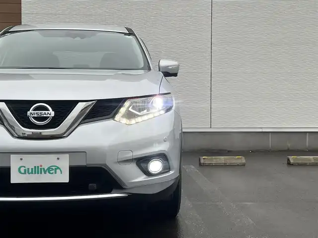 日産 エクストレイル ハイブリッド 20X エマージェンシーブレーキ 秋田県 2015(平27)年 5.7万km ブリリアントシルバー ４WD/インテリジェントエマージェンシーブレーキ/LEDヘッドライト/純正メモリナビ（DVD/CD/BT/AM/FM/USB）/フルセグ（走行中視聴不可能）/アラウンドビューモニター/社外１７インチアルミ（冬タイヤ装着）/スマートキー/アイドリングストップ/プッシュスタート/コーナーセンサー/レーンキープアシスト/クルーズコントロール追従走行なし/ダウンヒルアシストコントロール/ブラインドスポットモニター/ステアリングスイッチ/前席シートヒーター/ビルトインETC/ドライブレコーダー/純正フロアマット/純正ドアバイザー/オートライト/オートエアコン/パワーステアリング/パワーウィンドウ/横滑り防止/盗難防止装置/寒冷地仕様/電動格納ウィンカーミラー/保証書/取扱説明書/記録簿/スペアキー×１