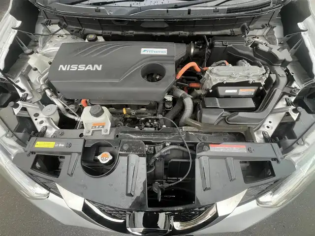 日産 エクストレイル ハイブリッド 20X エマージェンシーブレーキ 秋田県 2015(平27)年 5.7万km ブリリアントシルバー ４WD/インテリジェントエマージェンシーブレーキ/LEDヘッドライト/純正メモリナビ（DVD/CD/BT/AM/FM/USB）/フルセグ（走行中視聴不可能）/アラウンドビューモニター/社外１７インチアルミ（冬タイヤ装着）/スマートキー/アイドリングストップ/プッシュスタート/コーナーセンサー/レーンキープアシスト/クルーズコントロール追従走行なし/ダウンヒルアシストコントロール/ブラインドスポットモニター/ステアリングスイッチ/前席シートヒーター/ビルトインETC/ドライブレコーダー/純正フロアマット/純正ドアバイザー/オートライト/オートエアコン/パワーステアリング/パワーウィンドウ/横滑り防止/盗難防止装置/寒冷地仕様/電動格納ウィンカーミラー/保証書/取扱説明書/記録簿/スペアキー×１