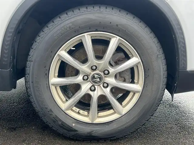 日産 エクストレイル ハイブリッド 20X エマージェンシーブレーキ 秋田県 2015(平27)年 5.7万km ブリリアントシルバー ４WD/インテリジェントエマージェンシーブレーキ/LEDヘッドライト/純正メモリナビ（DVD/CD/BT/AM/FM/USB）/フルセグ（走行中視聴不可能）/アラウンドビューモニター/社外１７インチアルミ（冬タイヤ装着）/スマートキー/アイドリングストップ/プッシュスタート/コーナーセンサー/レーンキープアシスト/クルーズコントロール追従走行なし/ダウンヒルアシストコントロール/ブラインドスポットモニター/ステアリングスイッチ/前席シートヒーター/ビルトインETC/ドライブレコーダー/純正フロアマット/純正ドアバイザー/オートライト/オートエアコン/パワーステアリング/パワーウィンドウ/横滑り防止/盗難防止装置/寒冷地仕様/電動格納ウィンカーミラー/保証書/取扱説明書/記録簿/スペアキー×１