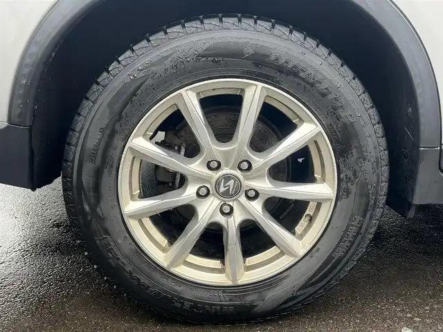 日産 エクストレイル ハイブリッド 20X エマージェンシーブレーキ 秋田県 2015(平27)年 5.7万km ブリリアントシルバー ４WD/インテリジェントエマージェンシーブレーキ/LEDヘッドライト/純正メモリナビ（DVD/CD/BT/AM/FM/USB）/フルセグ（走行中視聴不可能）/アラウンドビューモニター/社外１７インチアルミ（冬タイヤ装着）/スマートキー/アイドリングストップ/プッシュスタート/コーナーセンサー/レーンキープアシスト/クルーズコントロール追従走行なし/ダウンヒルアシストコントロール/ブラインドスポットモニター/ステアリングスイッチ/前席シートヒーター/ビルトインETC/ドライブレコーダー/純正フロアマット/純正ドアバイザー/オートライト/オートエアコン/パワーステアリング/パワーウィンドウ/横滑り防止/盗難防止装置/寒冷地仕様/電動格納ウィンカーミラー/保証書/取扱説明書/記録簿/スペアキー×１