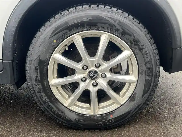 日産 エクストレイル ハイブリッド 20X エマージェンシーブレーキ 秋田県 2015(平27)年 5.7万km ブリリアントシルバー ４WD/インテリジェントエマージェンシーブレーキ/LEDヘッドライト/純正メモリナビ（DVD/CD/BT/AM/FM/USB）/フルセグ（走行中視聴不可能）/アラウンドビューモニター/社外１７インチアルミ（冬タイヤ装着）/スマートキー/アイドリングストップ/プッシュスタート/コーナーセンサー/レーンキープアシスト/クルーズコントロール追従走行なし/ダウンヒルアシストコントロール/ブラインドスポットモニター/ステアリングスイッチ/前席シートヒーター/ビルトインETC/ドライブレコーダー/純正フロアマット/純正ドアバイザー/オートライト/オートエアコン/パワーステアリング/パワーウィンドウ/横滑り防止/盗難防止装置/寒冷地仕様/電動格納ウィンカーミラー/保証書/取扱説明書/記録簿/スペアキー×１