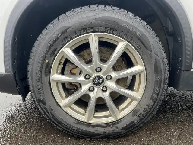 日産 エクストレイル ハイブリッド 20X エマージェンシーブレーキ 秋田県 2015(平27)年 5.7万km ブリリアントシルバー ４WD/インテリジェントエマージェンシーブレーキ/LEDヘッドライト/純正メモリナビ（DVD/CD/BT/AM/FM/USB）/フルセグ（走行中視聴不可能）/アラウンドビューモニター/社外１７インチアルミ（冬タイヤ装着）/スマートキー/アイドリングストップ/プッシュスタート/コーナーセンサー/レーンキープアシスト/クルーズコントロール追従走行なし/ダウンヒルアシストコントロール/ブラインドスポットモニター/ステアリングスイッチ/前席シートヒーター/ビルトインETC/ドライブレコーダー/純正フロアマット/純正ドアバイザー/オートライト/オートエアコン/パワーステアリング/パワーウィンドウ/横滑り防止/盗難防止装置/寒冷地仕様/電動格納ウィンカーミラー/保証書/取扱説明書/記録簿/スペアキー×１