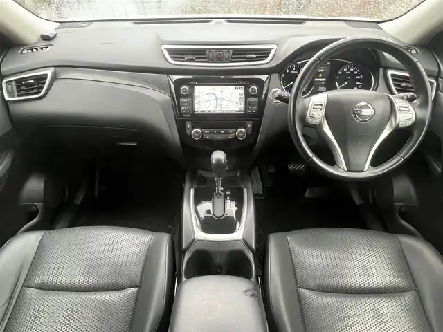 日産 エクストレイル ハイブリッド 20X エマージェンシーブレーキ 秋田県 2015(平27)年 5.7万km ブリリアントシルバー ４WD/インテリジェントエマージェンシーブレーキ/LEDヘッドライト/純正メモリナビ（DVD/CD/BT/AM/FM/USB）/フルセグ（走行中視聴不可能）/アラウンドビューモニター/社外１７インチアルミ（冬タイヤ装着）/スマートキー/アイドリングストップ/プッシュスタート/コーナーセンサー/レーンキープアシスト/クルーズコントロール追従走行なし/ダウンヒルアシストコントロール/ブラインドスポットモニター/ステアリングスイッチ/前席シートヒーター/ビルトインETC/ドライブレコーダー/純正フロアマット/純正ドアバイザー/オートライト/オートエアコン/パワーステアリング/パワーウィンドウ/横滑り防止/盗難防止装置/寒冷地仕様/電動格納ウィンカーミラー/保証書/取扱説明書/記録簿/スペアキー×１