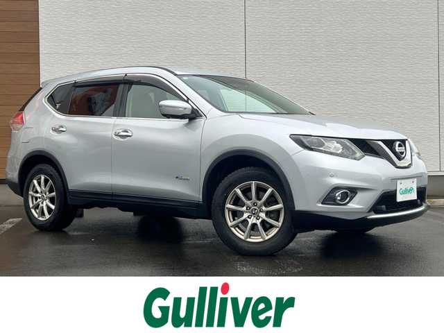 日産 エクストレイル ハイブリッド 20X エマージェンシーブレーキ 秋田県 2015(平27)年 5.7万km ブリリアントシルバー ４WD/インテリジェントエマージェンシーブレーキ/LEDヘッドライト/純正メモリナビ（DVD/CD/BT/AM/FM/USB）/フルセグ（走行中視聴不可能）/アラウンドビューモニター/社外１７インチアルミ（冬タイヤ装着）/スマートキー/アイドリングストップ/プッシュスタート/コーナーセンサー/レーンキープアシスト/クルーズコントロール追従走行なし/ダウンヒルアシストコントロール/ブラインドスポットモニター/ステアリングスイッチ/前席シートヒーター/ビルトインETC/ドライブレコーダー/純正フロアマット/純正ドアバイザー/オートライト/オートエアコン/パワーステアリング/パワーウィンドウ/横滑り防止/盗難防止装置/寒冷地仕様/電動格納ウィンカーミラー/保証書/取扱説明書/記録簿/スペアキー×１