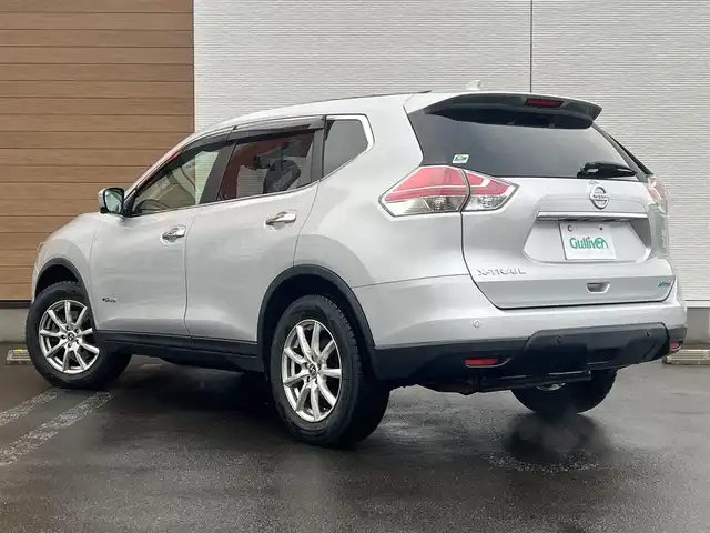 日産 エクストレイル ハイブリッド 20X エマージェンシーブレーキ 秋田県 2015(平27)年 5.7万km ブリリアントシルバー ４WD/インテリジェントエマージェンシーブレーキ/LEDヘッドライト/純正メモリナビ（DVD/CD/BT/AM/FM/USB）/フルセグ（走行中視聴不可能）/アラウンドビューモニター/社外１７インチアルミ（冬タイヤ装着）/スマートキー/アイドリングストップ/プッシュスタート/コーナーセンサー/レーンキープアシスト/クルーズコントロール追従走行なし/ダウンヒルアシストコントロール/ブラインドスポットモニター/ステアリングスイッチ/前席シートヒーター/ビルトインETC/ドライブレコーダー/純正フロアマット/純正ドアバイザー/オートライト/オートエアコン/パワーステアリング/パワーウィンドウ/横滑り防止/盗難防止装置/寒冷地仕様/電動格納ウィンカーミラー/保証書/取扱説明書/記録簿/スペアキー×１