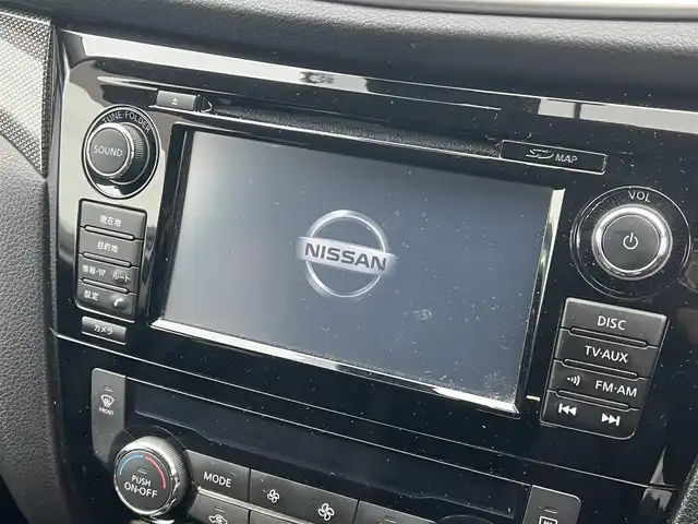 日産 エクストレイル ハイブリッド 20X エマージェンシーブレーキ 秋田県 2015(平27)年 5.7万km ブリリアントシルバー ４WD/インテリジェントエマージェンシーブレーキ/LEDヘッドライト/純正メモリナビ（DVD/CD/BT/AM/FM/USB）/フルセグ（走行中視聴不可能）/アラウンドビューモニター/社外１７インチアルミ（冬タイヤ装着）/スマートキー/アイドリングストップ/プッシュスタート/コーナーセンサー/レーンキープアシスト/クルーズコントロール追従走行なし/ダウンヒルアシストコントロール/ブラインドスポットモニター/ステアリングスイッチ/前席シートヒーター/ビルトインETC/ドライブレコーダー/純正フロアマット/純正ドアバイザー/オートライト/オートエアコン/パワーステアリング/パワーウィンドウ/横滑り防止/盗難防止装置/寒冷地仕様/電動格納ウィンカーミラー/保証書/取扱説明書/記録簿/スペアキー×１