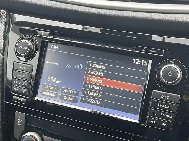 日産 エクストレイル ハイブリッド 20X エマージェンシーブレーキ 秋田県 2015(平27)年 5.7万km ブリリアントシルバー ４WD/インテリジェントエマージェンシーブレーキ/LEDヘッドライト/純正メモリナビ（DVD/CD/BT/AM/FM/USB）/フルセグ（走行中視聴不可能）/アラウンドビューモニター/社外１７インチアルミ（冬タイヤ装着）/スマートキー/アイドリングストップ/プッシュスタート/コーナーセンサー/レーンキープアシスト/クルーズコントロール追従走行なし/ダウンヒルアシストコントロール/ブラインドスポットモニター/ステアリングスイッチ/前席シートヒーター/ビルトインETC/ドライブレコーダー/純正フロアマット/純正ドアバイザー/オートライト/オートエアコン/パワーステアリング/パワーウィンドウ/横滑り防止/盗難防止装置/寒冷地仕様/電動格納ウィンカーミラー/保証書/取扱説明書/記録簿/スペアキー×１