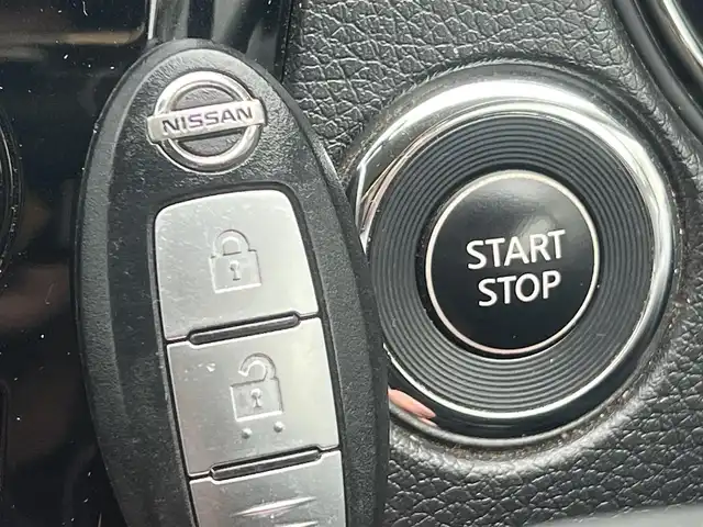 日産 エクストレイル ハイブリッド 20X エマージェンシーブレーキ 秋田県 2015(平27)年 5.7万km ブリリアントシルバー ４WD/インテリジェントエマージェンシーブレーキ/LEDヘッドライト/純正メモリナビ（DVD/CD/BT/AM/FM/USB）/フルセグ（走行中視聴不可能）/アラウンドビューモニター/社外１７インチアルミ（冬タイヤ装着）/スマートキー/アイドリングストップ/プッシュスタート/コーナーセンサー/レーンキープアシスト/クルーズコントロール追従走行なし/ダウンヒルアシストコントロール/ブラインドスポットモニター/ステアリングスイッチ/前席シートヒーター/ビルトインETC/ドライブレコーダー/純正フロアマット/純正ドアバイザー/オートライト/オートエアコン/パワーステアリング/パワーウィンドウ/横滑り防止/盗難防止装置/寒冷地仕様/電動格納ウィンカーミラー/保証書/取扱説明書/記録簿/スペアキー×１