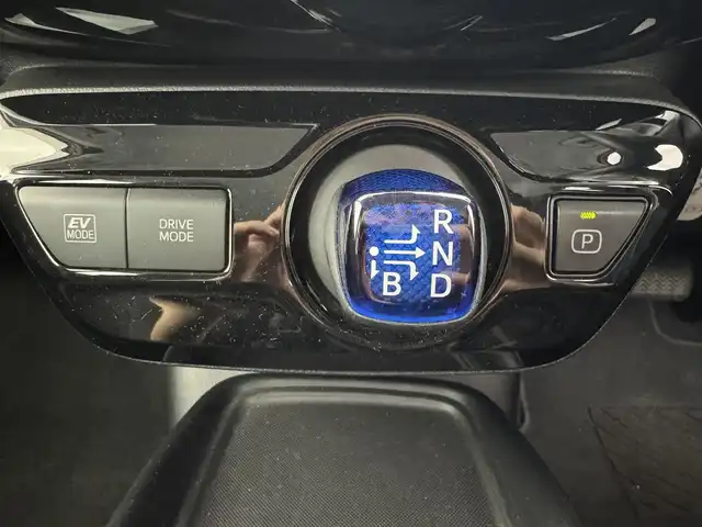 トヨタ プリウス SセーフティプラスⅡ 群馬県 2022(令4)年 5.1万km プラチナホワイトパールマイカ 純正ディーラーナビ（NSLN-W68)/・Bluetooth/AUX/バックガイドモニター/＝＝＝＝＝＝＝＝＝＝/純正ナビ　バックカメラ　追従クルーズコントロール　トヨタセーフティセンス　ドライブレコーダー　ビルトインＥＴＣ　ＬＥＤヘッドライト　オートライト　ＡＣ１００Ｖ電源　自動防眩ミラー　スマートキー　禁煙車