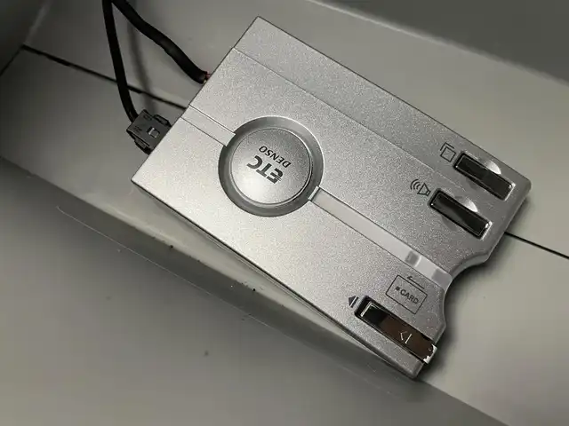 トヨタ プリウス S 富山県 2014(平26)年 3.6万km ホワイトパールクリスタルシャイン 純正SDナビ(NSZT-W62G)/(AM/FM/CD/SD/DVD/BT)/バックカメラ/フルセグTV/社外AW付きスタッドレスタイヤ4本車載/横滑り防止装置/ドライブレコーダー(NDR-RC183)/オートHIDライト/フォグランプ/フロアマット純正/センターコンソール/純正15インチAW/取扱説明書/保証書