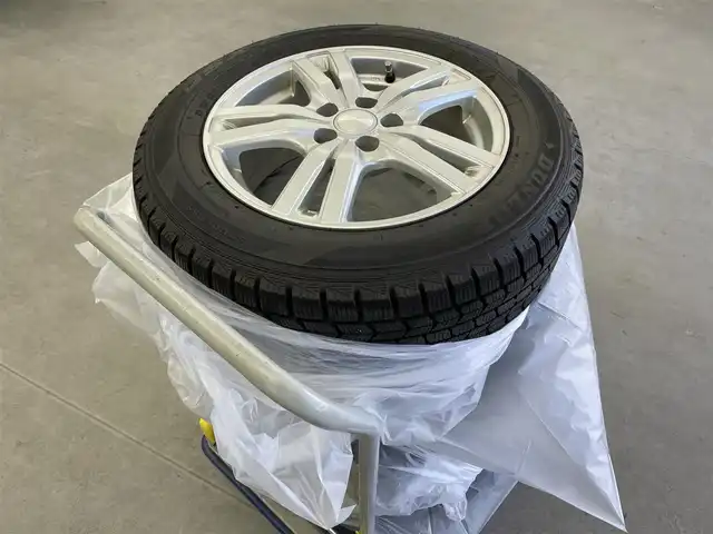 トヨタ プリウス S 富山県 2014(平26)年 3.6万km ホワイトパールクリスタルシャイン 純正SDナビ(NSZT-W62G)/(AM/FM/CD/SD/DVD/BT)/バックカメラ/フルセグTV/社外AW付きスタッドレスタイヤ4本車載/横滑り防止装置/ドライブレコーダー(NDR-RC183)/オートHIDライト/フォグランプ/フロアマット純正/センターコンソール/純正15インチAW/取扱説明書/保証書