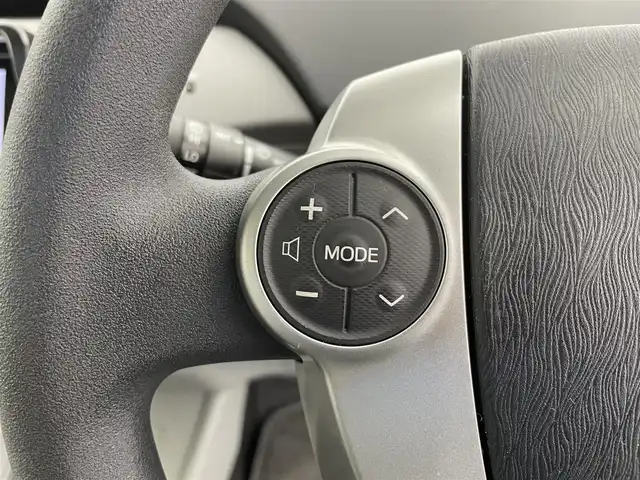 トヨタ プリウス S 富山県 2014(平26)年 3.6万km ホワイトパールクリスタルシャイン 純正SDナビ(NSZT-W62G)/(AM/FM/CD/SD/DVD/BT)/バックカメラ/フルセグTV/社外AW付きスタッドレスタイヤ4本車載/横滑り防止装置/ドライブレコーダー(NDR-RC183)/オートHIDライト/フォグランプ/フロアマット純正/センターコンソール/純正15インチAW/取扱説明書/保証書