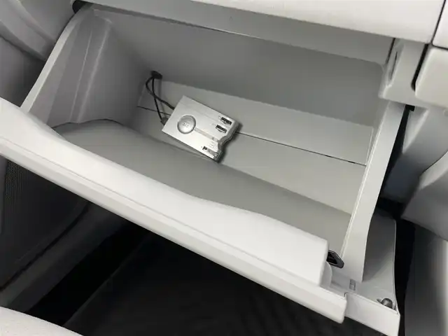 トヨタ プリウス S 富山県 2014(平26)年 3.6万km ホワイトパールクリスタルシャイン 純正SDナビ(NSZT-W62G)/(AM/FM/CD/SD/DVD/BT)/バックカメラ/フルセグTV/社外AW付きスタッドレスタイヤ4本車載/横滑り防止装置/ドライブレコーダー(NDR-RC183)/オートHIDライト/フォグランプ/フロアマット純正/センターコンソール/純正15インチAW/取扱説明書/保証書