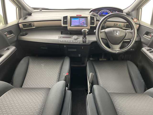 ホンダ フリード スパイク G ジャストセレクション 道央・札幌 2013(平25)年 8.8万km アラバスターシルバーメタリック ・4WD/・社外ナビ&CD&DVD&TV&BT&SD/・片側パワースライドドア/・横滑り防止装置/・フロントワイパーデアイサー/・ETC/・純正フロアマット/・HIDヘッドライト/・オートライト/・スマートキー