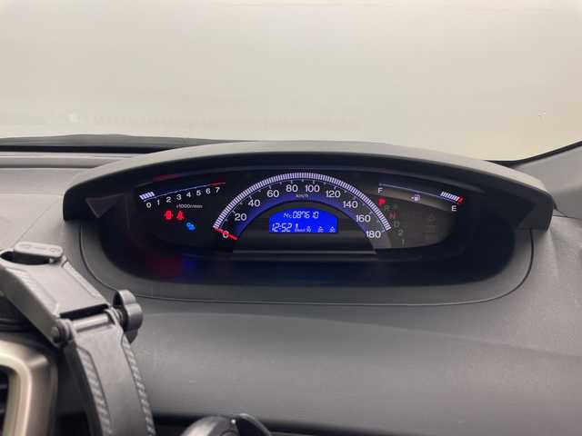 ホンダ フリード スパイク G ジャストセレクション 道央・札幌 2013(平25)年 8.8万km アラバスターシルバーメタリック ・4WD/・社外ナビ&CD&DVD&TV&BT&SD/・片側パワースライドドア/・横滑り防止装置/・フロントワイパーデアイサー/・ETC/・純正フロアマット/・HIDヘッドライト/・オートライト/・スマートキー