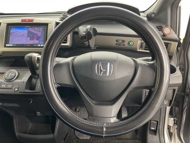 ホンダ フリード スパイク G ジャストセレクション 道央・札幌 2013(平25)年 8.8万km アラバスターシルバーメタリック ・4WD/・社外ナビ&CD&DVD&TV&BT&SD/・片側パワースライドドア/・横滑り防止装置/・フロントワイパーデアイサー/・ETC/・純正フロアマット/・HIDヘッドライト/・オートライト/・スマートキー