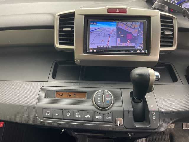 ホンダ フリード スパイク G ジャストセレクション 道央・札幌 2013(平25)年 8.8万km アラバスターシルバーメタリック ・4WD/・社外ナビ&CD&DVD&TV&BT&SD/・片側パワースライドドア/・横滑り防止装置/・フロントワイパーデアイサー/・ETC/・純正フロアマット/・HIDヘッドライト/・オートライト/・スマートキー