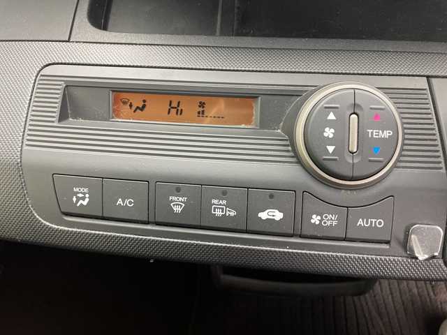 ホンダ フリード スパイク G ジャストセレクション 道央・札幌 2013(平25)年 8.8万km アラバスターシルバーメタリック ・4WD/・社外ナビ&CD&DVD&TV&BT&SD/・片側パワースライドドア/・横滑り防止装置/・フロントワイパーデアイサー/・ETC/・純正フロアマット/・HIDヘッドライト/・オートライト/・スマートキー