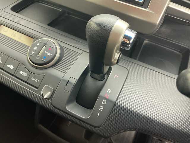 ホンダ フリード スパイク G ジャストセレクション 道央・札幌 2013(平25)年 8.8万km アラバスターシルバーメタリック ・4WD/・社外ナビ&CD&DVD&TV&BT&SD/・片側パワースライドドア/・横滑り防止装置/・フロントワイパーデアイサー/・ETC/・純正フロアマット/・HIDヘッドライト/・オートライト/・スマートキー