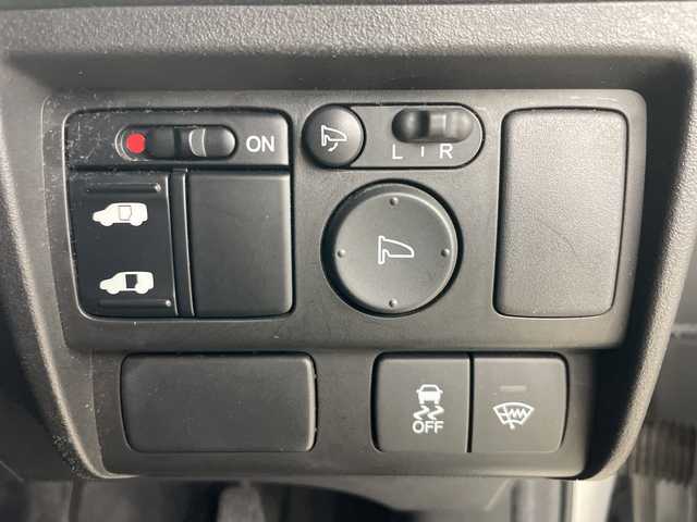 ホンダ フリード スパイク G ジャストセレクション 道央・札幌 2013(平25)年 8.8万km アラバスターシルバーメタリック ・4WD/・社外ナビ&CD&DVD&TV&BT&SD/・片側パワースライドドア/・横滑り防止装置/・フロントワイパーデアイサー/・ETC/・純正フロアマット/・HIDヘッドライト/・オートライト/・スマートキー