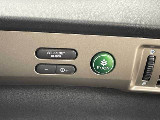 ホンダ フリード スパイク G ジャストセレクション 道央・札幌 2013(平25)年 8.8万km アラバスターシルバーメタリック ・4WD/・社外ナビ&CD&DVD&TV&BT&SD/・片側パワースライドドア/・横滑り防止装置/・フロントワイパーデアイサー/・ETC/・純正フロアマット/・HIDヘッドライト/・オートライト/・スマートキー