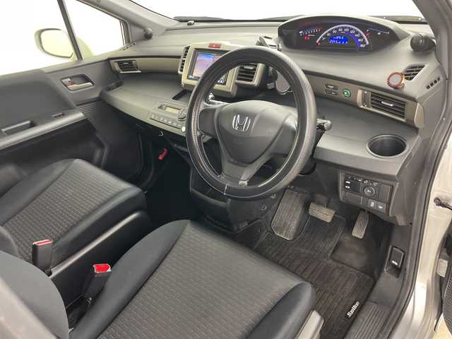 ホンダ フリード スパイク G ジャストセレクション 道央・札幌 2013(平25)年 8.8万km アラバスターシルバーメタリック ・4WD/・社外ナビ&CD&DVD&TV&BT&SD/・片側パワースライドドア/・横滑り防止装置/・フロントワイパーデアイサー/・ETC/・純正フロアマット/・HIDヘッドライト/・オートライト/・スマートキー