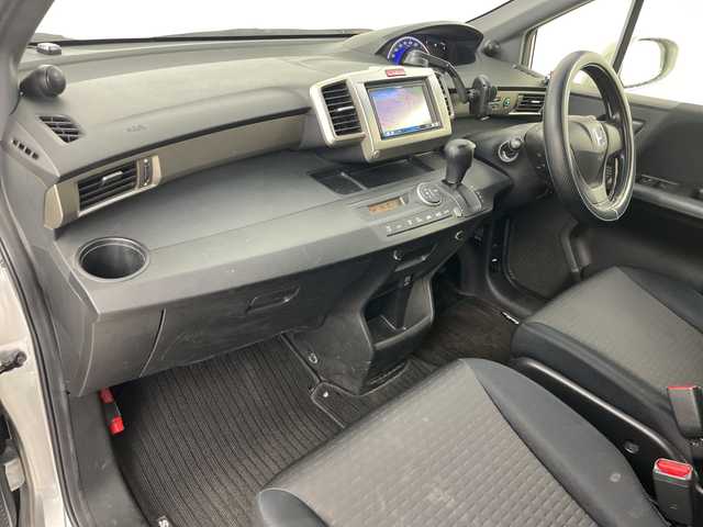 ホンダ フリード スパイク G ジャストセレクション 道央・札幌 2013(平25)年 8.8万km アラバスターシルバーメタリック ・4WD/・社外ナビ&CD&DVD&TV&BT&SD/・片側パワースライドドア/・横滑り防止装置/・フロントワイパーデアイサー/・ETC/・純正フロアマット/・HIDヘッドライト/・オートライト/・スマートキー