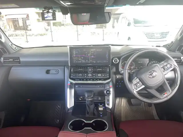 トヨタ ランドクルーザー GRスポーツ 大阪府 2023(令5)年 0.1万km プレシャスホワイトパール トヨタセーフティセンス/・プリクラッシュセーフティ/・レーントレーシングアシスト/・レーンディパーチャーアラート/・ドライバー異常時対応アシスト/・レーダークルーズコントロール/・ロードサインアシスト/・パーキングサポートブレーキ/（前後静止物・後方接近車両・後方歩行者）/・アダプティブハイビームシステム/T-Connectナビゲーションシステム/・JBLプレミアムサウンドシステム/・バックカメラ/・アラウンドビューモニター/・フルセグTV/クールBOX/トヨタ純正18インチホイール（マットグレー塗装）/・Bluetooth/先行発進告知機能/ブラインドスポットモニター/サイドステップ/パワーバックドア/ステアリングヒーター/ルーフレール/ワンオーナー/新車保証書/取扱説明書