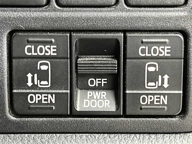 トヨタ ヴォクシー ZS 煌Ⅲ 宮城県 2020(令2)年 6.7万km ブラック 禁煙車/純正12インチフリップダウン/トヨタセーフティセンス/・プリクラッシュセーフティ/・レーンディパーチャーアラート/・オートマチックハイビーム/・レーダークルーズコントロール/両側パワースライドドア/純正10インチナビ/・BT/SD/HDMI/CD/DVD/AM/FM/フルセグTV/バックカメラ/ビルトインETC/革巻きステアリング/ステアリングスイッチ/ハーフレザーシート/サンシェード/シートバックテーブル/LEDヘッドライト/LEDフォグランプ/純正16インチアルミホイール/純正フロアマット/純正ドアバイザー/横滑り防止装置/アイドリングストップ