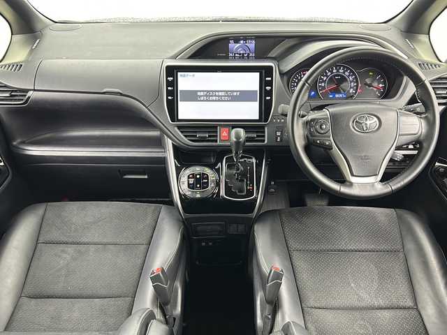 トヨタ ヴォクシー ZS 煌Ⅲ 宮城県 2020(令2)年 6.7万km ブラック 禁煙車/純正12インチフリップダウン/トヨタセーフティセンス/・プリクラッシュセーフティ/・レーンディパーチャーアラート/・オートマチックハイビーム/・レーダークルーズコントロール/両側パワースライドドア/純正10インチナビ/・BT/SD/HDMI/CD/DVD/AM/FM/フルセグTV/バックカメラ/ビルトインETC/革巻きステアリング/ステアリングスイッチ/ハーフレザーシート/サンシェード/シートバックテーブル/LEDヘッドライト/LEDフォグランプ/純正16インチアルミホイール/純正フロアマット/純正ドアバイザー/横滑り防止装置/アイドリングストップ