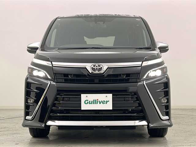 トヨタ ヴォクシー ZS 煌Ⅲ 宮城県 2020(令2)年 6.7万km ブラック 禁煙車/純正12インチフリップダウン/トヨタセーフティセンス/・プリクラッシュセーフティ/・レーンディパーチャーアラート/・オートマチックハイビーム/・レーダークルーズコントロール/両側パワースライドドア/純正10インチナビ/・BT/SD/HDMI/CD/DVD/AM/FM/フルセグTV/バックカメラ/ビルトインETC/革巻きステアリング/ステアリングスイッチ/ハーフレザーシート/サンシェード/シートバックテーブル/LEDヘッドライト/LEDフォグランプ/純正16インチアルミホイール/純正フロアマット/純正ドアバイザー/横滑り防止装置/アイドリングストップ