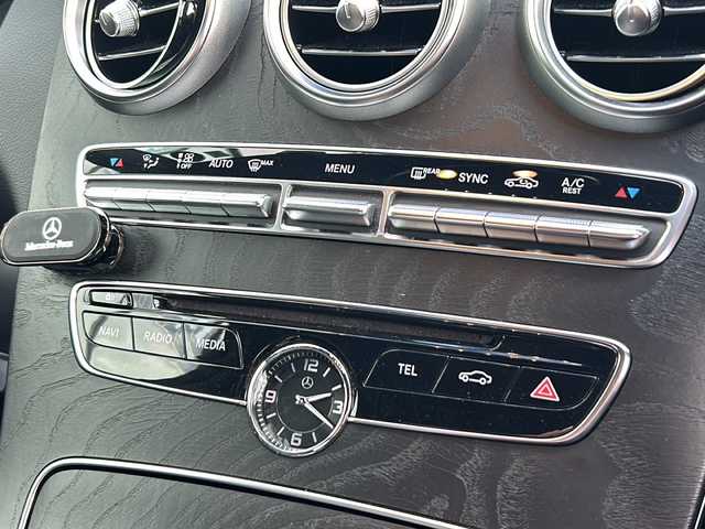 メルセデス・ベンツ Ｃ１８０ アバンギャルド AMGライン 山形県 2015(平27)年 5.4万km イリジウムシルバー 禁煙車/インテリジェントドライブ/ディストロニックプラス/横滑り防止装置/バックカメラ/前後コーナーセンサー/レーンキープアシスト/前方ドライブレコーダー/純正ナビ/（Bluetooth/フルセグ/AM/FM)/ステアリングスイッチ/パドルシフト/レザーシート/前席パワーシート/ビルトインETC/純正フロアマット/HIDヘッドライト/オートライト/スマートキー×２/取扱説明書/記録簿/純正スタッドレスタイヤ積込み）/（225/45/R18)0mm