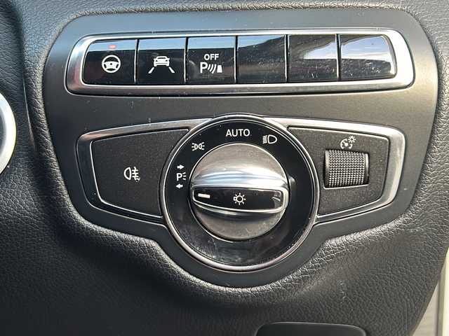 メルセデス・ベンツ Ｃ１８０ アバンギャルド AMGライン 山形県 2015(平27)年 5.4万km イリジウムシルバー 禁煙車/インテリジェントドライブ/ディストロニックプラス/横滑り防止装置/バックカメラ/前後コーナーセンサー/レーンキープアシスト/前方ドライブレコーダー/純正ナビ/（Bluetooth/フルセグ/AM/FM)/ステアリングスイッチ/パドルシフト/レザーシート/前席パワーシート/ビルトインETC/純正フロアマット/HIDヘッドライト/オートライト/スマートキー×２/取扱説明書/記録簿/純正スタッドレスタイヤ積込み）/（225/45/R18)0mm