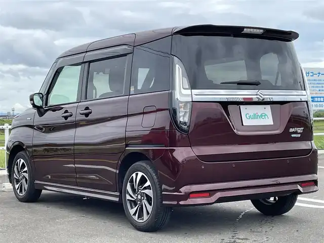 スズキ ソリオ バンディット HV MV 佐賀県 2022(令4)年 1.3万km メロウディープレッドパール ワンオーナー/純正８インチメモリナビ/・フルセグTV/CD/DVD/USB/Bluetooth/全方位モニター/ビルトインETC/ヘッドアップディスプレイ/両側パワースライドドア/後席用サイドサンシェード/D＋N席シートヒーター/革巻きステアリング/ステアリングリモコン/純正15インチアルミホイール/純正LEDヘッドライト/純正LEDフォグライト/純正フロアマット/純正ドアバイザ―/新車保証書/取扱説明書/スペアキー１本/セーフティーサポート/・デュアルカメラブレーキサポート/・誤発進抑制機能/・後退時ブレーキサポート/・後方誤発進抑制機能/・リアパーキングセンサー/・車線逸脱抑制機能/・車線逸脱警報機能/・ふらつき警報機能/・先行車発進お知らせ機能/・アダプティブクルーズコントロール/・ハイビームアシスト/・標識認識機能